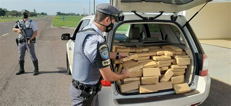 Pol Cia Rodovi Ria Apreende Carro Lotado De Maconha E Prende Homem Em