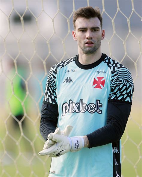 Um dos heróis do clássico Léo Jardim vê Vasco no caminho certoJogada