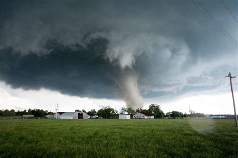 Tornadoes Hit Plains Dead Homes Destroyed In Oklahoma Chicago Tribune