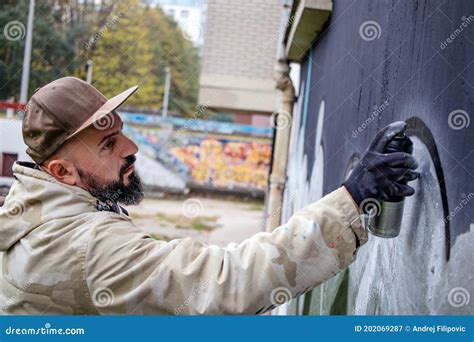 Grafitero Callejero En Acción Imagen De Archivo Imagen De Fondo