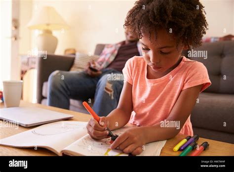 Dessin Enfant Qui Regarde La T L Banque De Photographies Et Dimages