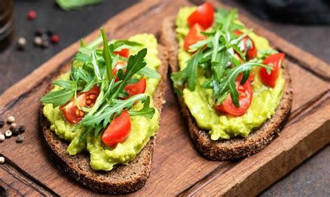 Tostadas Integrales De Aguacate Tomates Y R Cula