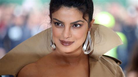 Foto Heboh Penampilan Seksi Priyanka Chopra Dengan Bikini