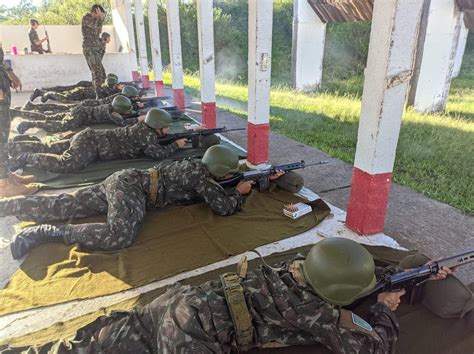 Soldados do 12º BE realizam instrução fuzil no Regimento de