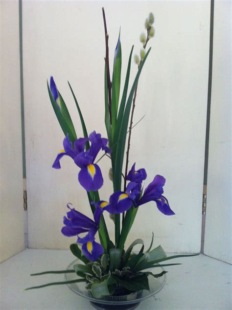 Iris linear arrangement. | Ikebana flower arrangement, Modern flower ...