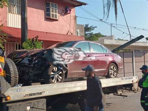 Ebrio conductor derriba poste y árbol en Córdoba