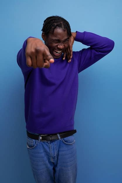 Guapo Joven Africano Con Rastas Sonriendo Y Bromeando Foto Premium