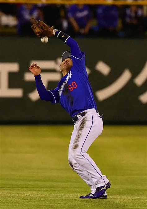 ＜巨・中＞4回、岡本和のフライを落球する山本（撮影・藤山 由理） ― スポニチ Sponichi Annex 野球