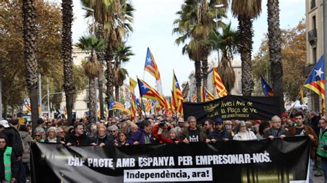 Miles De Personas Afines A Junts Y ANC Salen A La Calle Contra El Plan