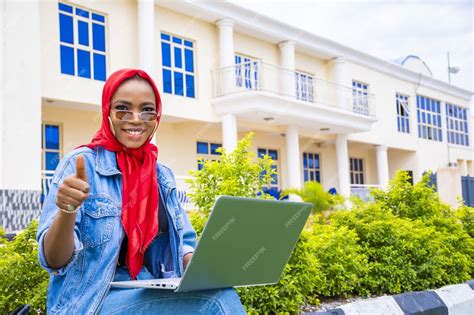 Femme Africaine Gesticulant Le Même Signe Alors Quelle était Assise