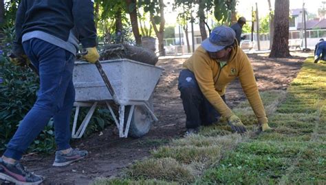 Comenzó el parquizado de la Plaza Sarmiento en Palmira La Jarillera