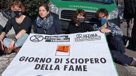 Attivisti Per Il Clima In Sciopero Della Fame Al Ministero I