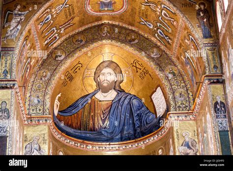 Cristo Pantocrátor en Mosaicos en vidrio el Duomo la catedral de