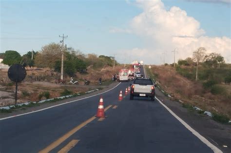 Colisão entre carro e motocicleta deixa casal ferido na CE 060 em