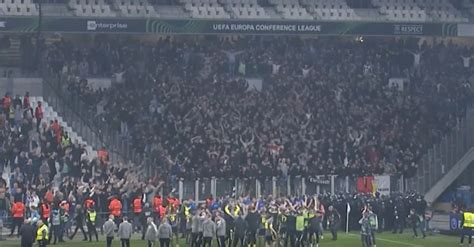 Feyenoord Spelers Vieren Groot Feest Met Meegereisde Fans