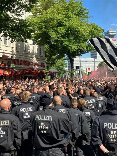 Eintracht Fans Ziehen Mit Fanmarsch Zum Stadion