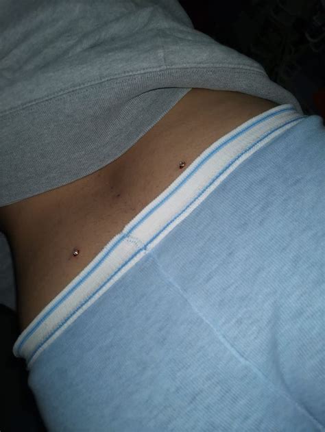 Pircing En La Espalda Baja Femenina Perforaciones Tatuajes Femeninos