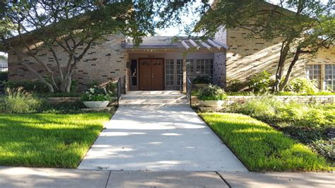 Hoa Clubhouse Gets Contemporary Shade Friendly Update Contemporain