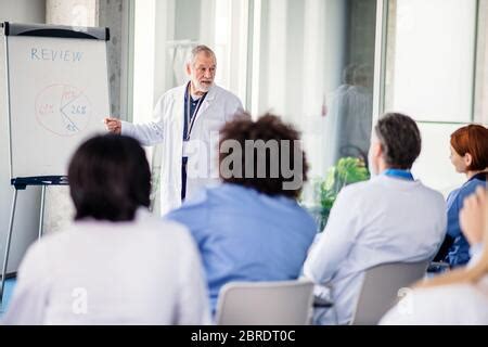 Gruppe von Ärzten auf Präsentation im Krankenhaus Stockfotografie Alamy