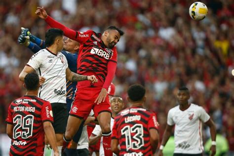 Brasileirão Flamengo atropela Athlético e segue na caça ao Palmeiras