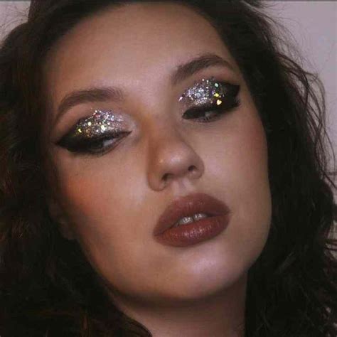 Maquillaje De Noche Con Glitter Y Piedritas Para Lucir En Año Nuevo Maquillaje De Ojos