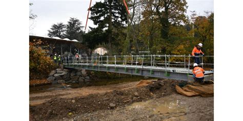 Brignais La passerelle sur le Garon a été réinstallée