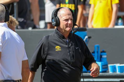 Watch: Phil Parker Interview 9-27-23 - Sports Illustrated Iowa Hawkeyes ...