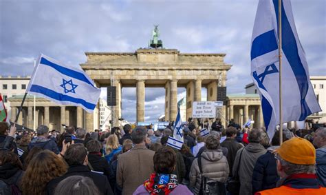 Demos In Berlin Tausende Bei Israel Demo Pal Stina Demo Am Alex