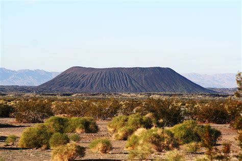 Amboy Crater the region’s most picturesque volcano Amboy Crater, Mojave ...