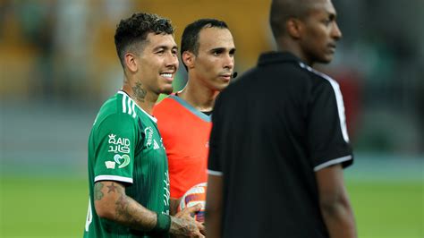 Roberto Firmino sofre lesão muscular e vira desfalque no Al Ahli após