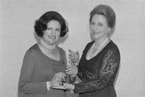 » Helen Thomas Receiving Award Carl Anthony Online