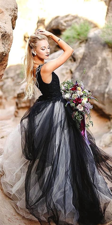 Black Wedding Dresses 33 Unusual Styles Faqs Trouwjurk Zwart Trouwjurk Gekleurde Bruidsjurken