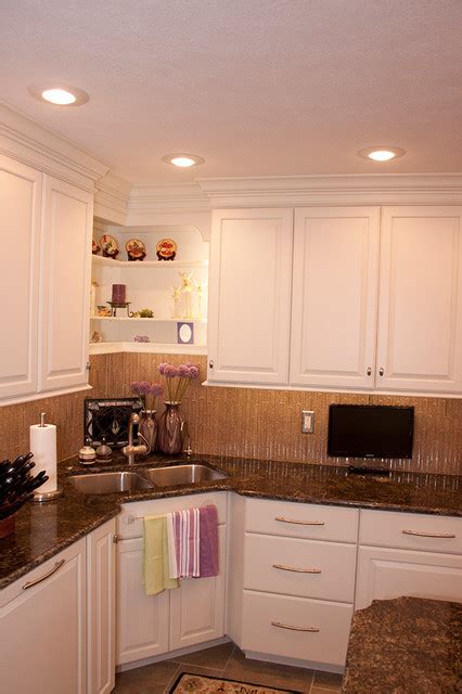 White Kitchen With Contrasting Island Classique Cuisine