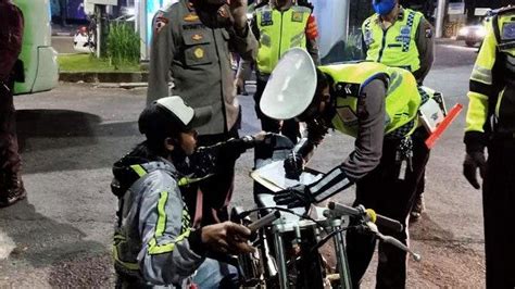 Viral Larangan Pakai Sandal Jepit Saat Naik Motor Pengendara Bakal