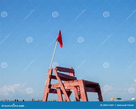 Bandera Roja Sobre Una Plataforma De Madera Marca Como S Mbolo De