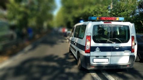 Via Del Mare Scontro Tra Auto Due Feriti Strada Chiusa