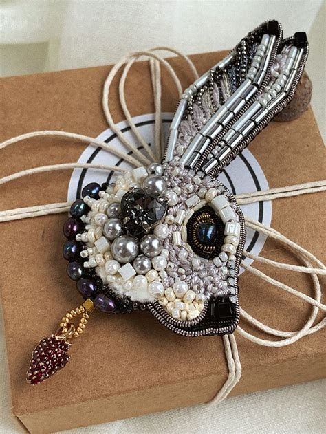 Вышитый заяц | Brooch, Jewelry, Woodland critters