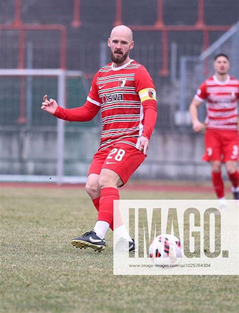 Hendrik Hofg Rtner Fc Augsburg Ii Spielt Den Ball Fc Augsburg Ii Vs