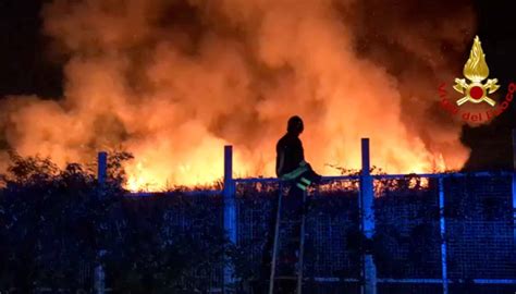 Il Video Dell Incendio Nel Campo Rom Di Barra A Napoli L Aria