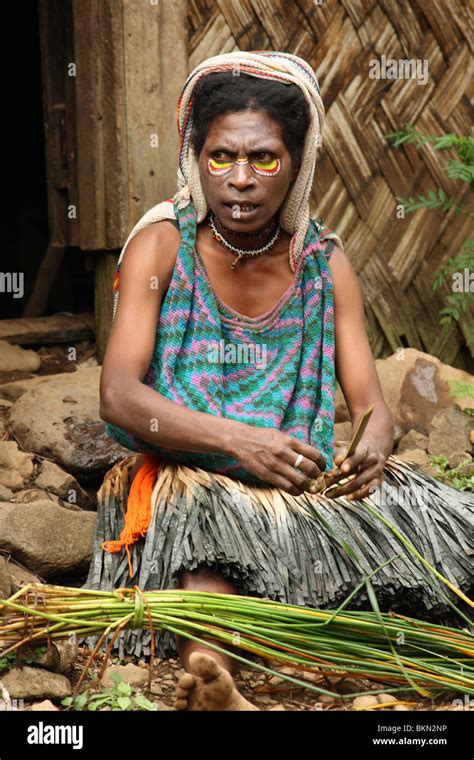 Huli Tribe Hi Res Stock Photography And Images Alamy