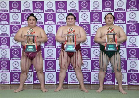 三賞獲得の力士。左から殊勲賞の大栄・ 、隆の勝、敢闘賞の佐田の海 ― スポニチ Sponichi Annex スポーツ