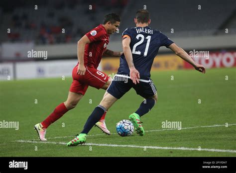 Elkeson De Oliveira Cardoso Of China S Shanghai Sipg Left Dribbles