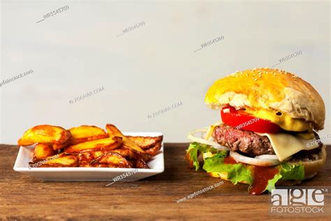 Hausgemachte Hamburger Auf Rustikalen Holz Stock Photo Picture And