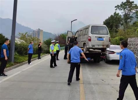 还路于民保通畅 清理整治“僵尸车” 岚皋宣传