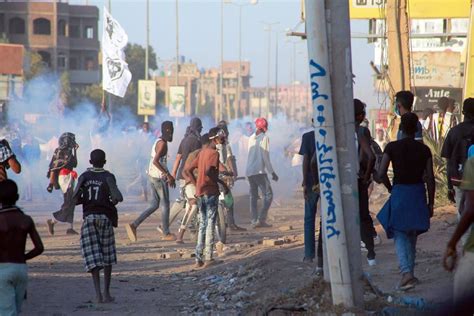 الشرطة السودانية تطلق الغاز المسيل للدموع على متظاهرين قرب القصر