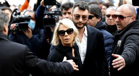 Costanzo I Funerali Da Sabrina Ferilli A Pier Silvio Berlusconi