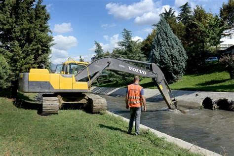 Pastrohet Lumi I Lanës Për Ti Paraprirë Shirave Të Vjeshtës Poal