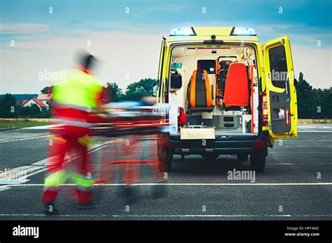 Uniforme de paramédico fotografías e imágenes de alta resolución Alamy