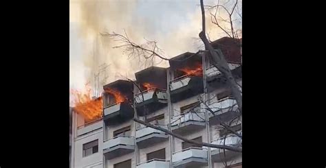 Taranto Vasto Incendio All Ultimo Piano Di Un Palazzo In Centro Morta