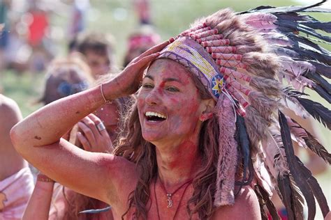 Glastonbury Bans Sale Of Native American Headdresses Fact Magazine